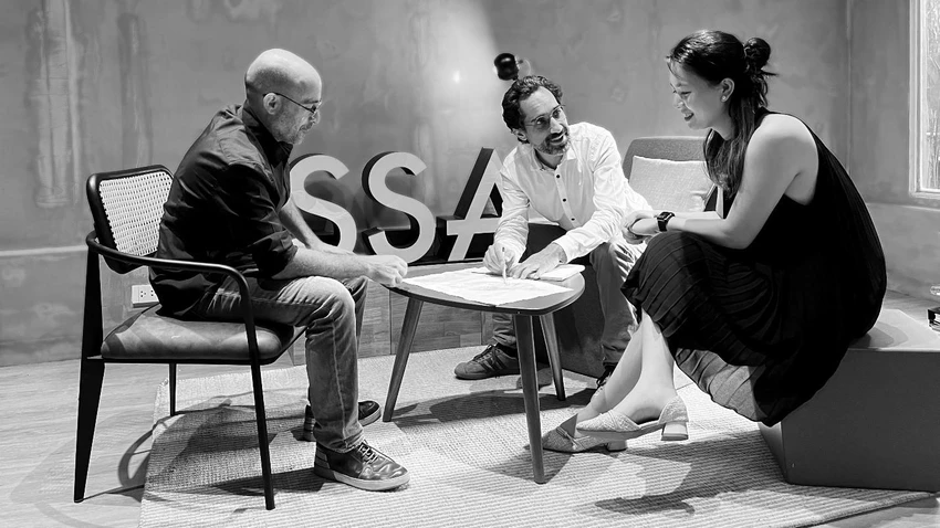 Ông Julien Thomas Smith – chuyên gia thiết kế của SSA Architect cùng các cộng sự làm việc về ý tưởng cho các thiết kế Ông Julien Thomas Smith – chuyên gia thiết kế của SSA Architect cùng các cộng sự làm việc về ý tưởng cho các thiết kế