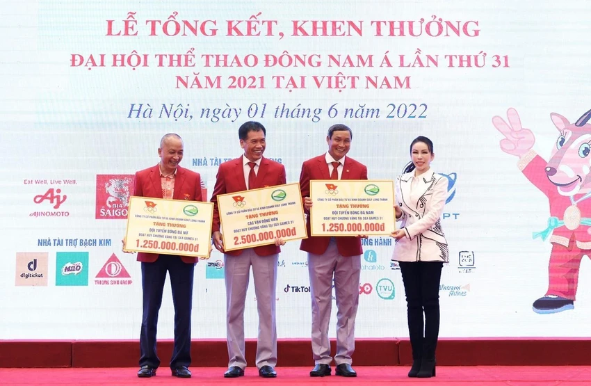 Bà Lê Nữ Thùy Dương – Phó Chủ tịch HĐQT Golf Long Thành trao bảng biểu trưng cho đại diện các vận động viên có thành tích thi đấu xuất sắc tại SEA Games 31. Bà Lê Nữ Thùy Dương – Phó Chủ tịch HĐQT Golf Long Thành trao bảng biểu trưng cho đại diện các vận động viên có thành tích thi đấu xuất sắc tại SEA Games 31.