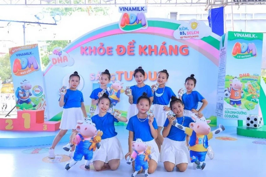 Các sân chơi được trang trí với màu sắc bắt mắt, hình ảnh vui nhộn đã thu hút được rất nhiều các em nhỏ tham quan và chụp hình Các sân chơi được trang trí với màu sắc bắt mắt, hình ảnh vui nhộn đã thu hút được rất nhiều các em nhỏ tham quan và chụp hình