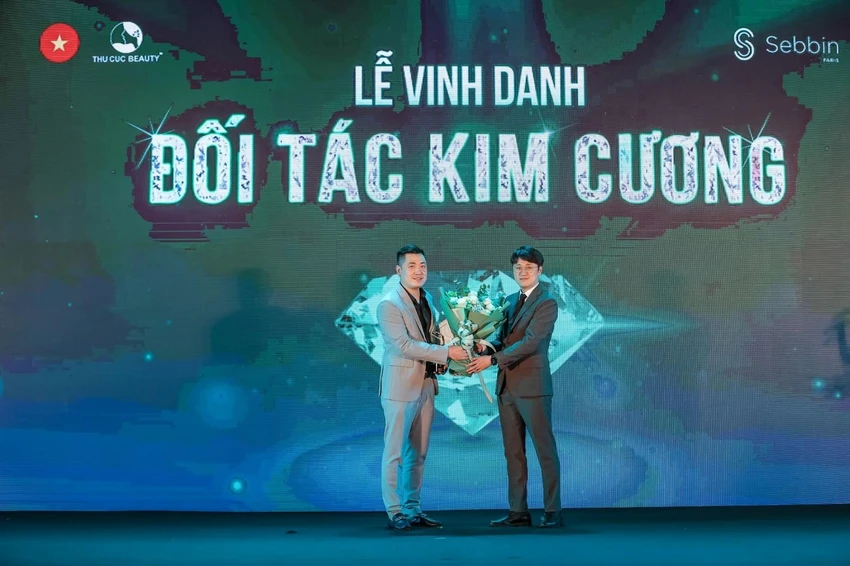 Đại diện Bệnh viện Thẩm mỹ Thu Cúc nhận hoa và cúp vinh danh từ đối tác Sebbin.