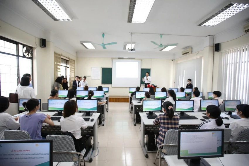 Phòng thực hành Tin học theo tiêu chuẩn công nghệ thông tin do Vietcombank tài trợ Phòng thực hành Tin học theo tiêu chuẩn công nghệ thông tin do Vietcombank tài trợ