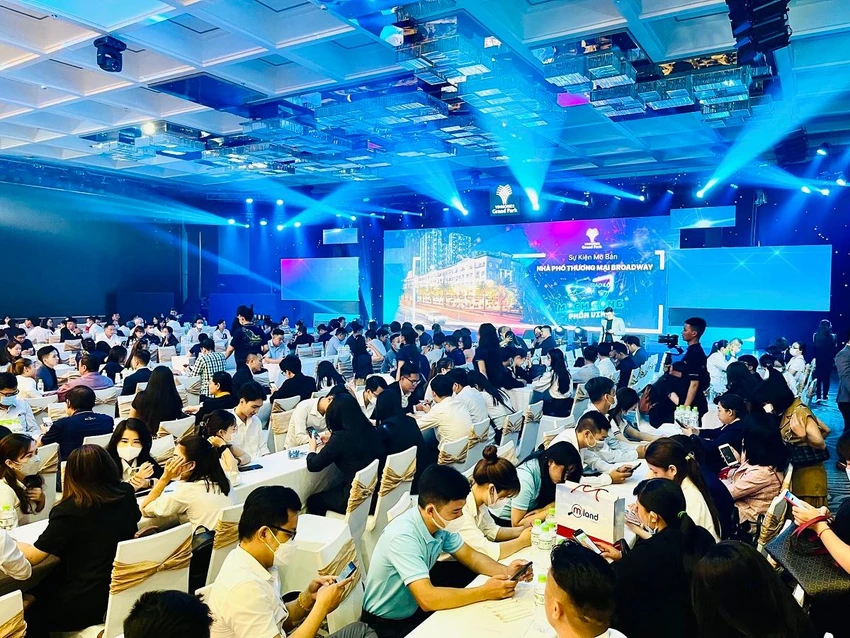 Buổi mở bán shophouse Broadway “cán đích” sớm hơn dự kiến bởi khách tham dự phần lớn là người mua thực, đã tìm hiểu dự án từ trước Buổi mở bán shophouse Broadway “cán đích” sớm hơn dự kiến bởi khách tham dự phần lớn là người mua thực, đã tìm hiểu dự án từ trước