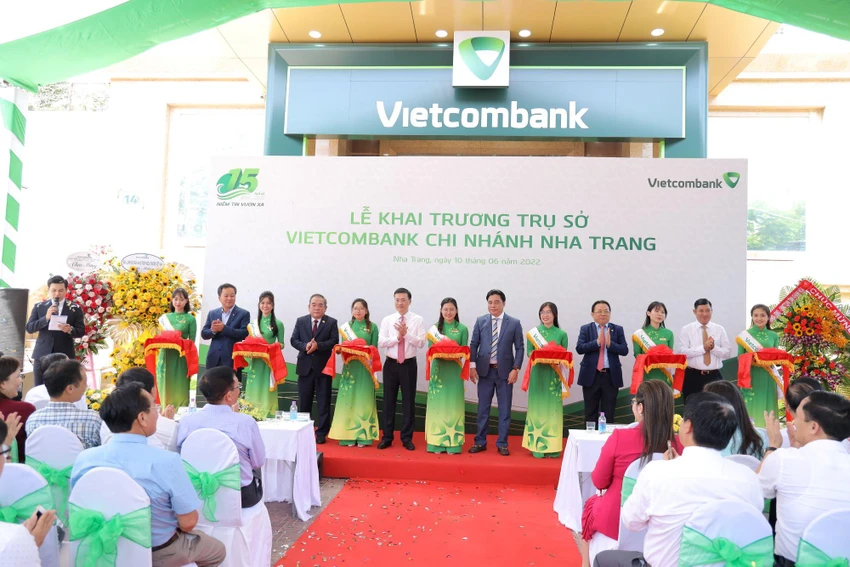 Lễ cắt băng khánh thành trụ sở hoạt động mới Vietcombank Nha Trang. Lễ cắt băng khánh thành trụ sở hoạt động mới Vietcombank Nha Trang.