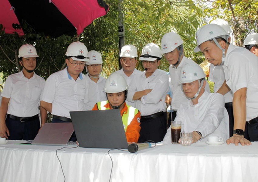 Ông Trần Đình Nhân, Tổng Giám đốc EVN (thứ 2 từ phải qua) và đoàn công tác EVN kiểm tra việc ứng dụng chuyển đổi số tại PTC2. Ông Trần Đình Nhân, Tổng Giám đốc EVN (thứ 2 từ phải qua) và đoàn công tác EVN kiểm tra việc ứng dụng chuyển đổi số tại PTC2.