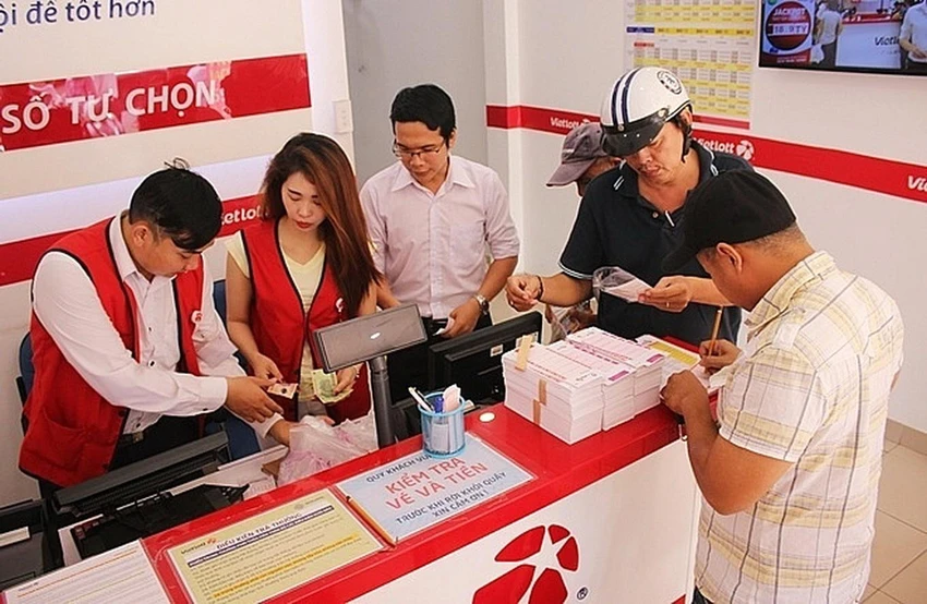 Các điểm bán hàng của Vietlott luôn thu hút người chơi tới mua vé số. (Ảnh minh họa) Các điểm bán hàng của Vietlott luôn thu hút người chơi tới mua vé số. (Ảnh minh họa)