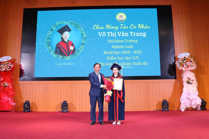 PGS.TS Đoàn Đức Lương trao bằng tốt nghiệp cho sinh viên. PGS.TS Đoàn Đức Lương trao bằng tốt nghiệp cho sinh viên.