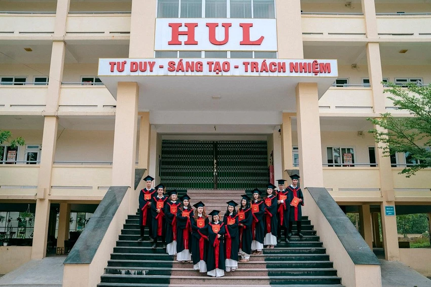 Sinh viên Đại học Luật, Đại học Huế trong ngày tốt nghiệp.