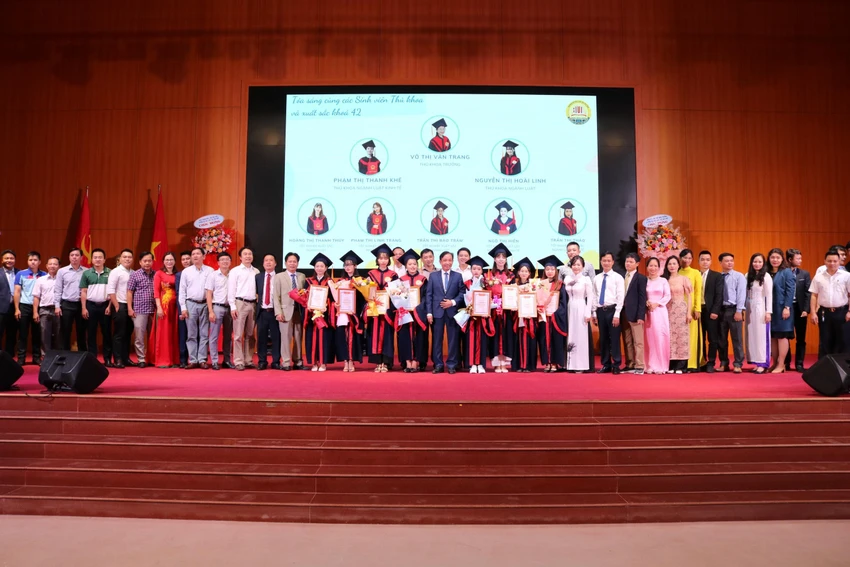 Các tân cử nhân nhận bằng tốt nghiệp. Các tân cử nhân nhận bằng tốt nghiệp.