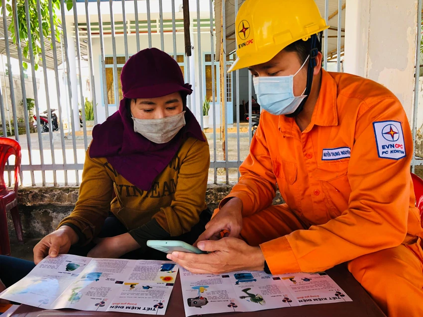 Các Công ty Điện lực đẩy mạnh tuyên truyền tiết kiệm điện đến khách hàng; hướng dẫn khách hàng cài đặt app CSKH EVNCPC. Các Công ty Điện lực đẩy mạnh tuyên truyền tiết kiệm điện đến khách hàng; hướng dẫn khách hàng cài đặt app CSKH EVNCPC.