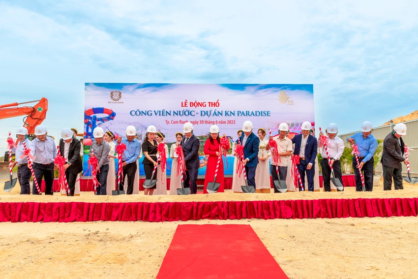 Đại diện chủ đầu tư và các đối tác tiến hành nghi thức động thổ công viên nước tại dự án KN Paradise