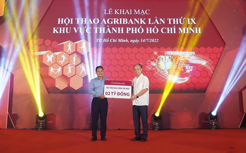 Ông Nguyễn Minh Trí, Thành viên HĐTV, Trưởng Văn phòng đại diện khu vực miền Nam (phải) và ông Phạm Minh Tuấn, Phó Chủ tịch Ủy ban Mặt trận Tổ quốc Việt Nam – TP.HCM trao nhận 02 tỷ đồng cho công tác an sinh xã hội. Ông Nguyễn Minh Trí, Thành viên HĐTV, Trưởng Văn phòng đại diện khu vực miền Nam (phải) và ông Phạm Minh Tuấn, Phó Chủ tịch Ủy ban Mặt trận Tổ quốc Việt Nam – TP.HCM trao nhận 02 tỷ đồng cho công tác an sinh xã hội.