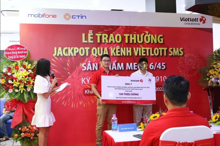 Anh T đã trích ra 600 triệu đồng từ số tiền trúng thưởng để ủng hộ các chương trình an sinh xã hội. Anh T đã trích ra 600 triệu đồng từ số tiền trúng thưởng để ủng hộ các chương trình an sinh xã hội.