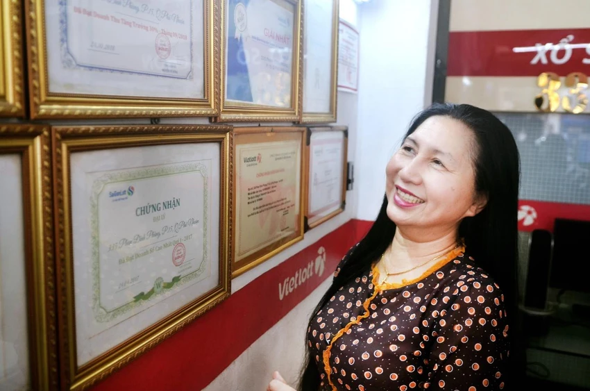 Đã 6 năm kinh doanh Vietlott, hàng năm bà Hà đều nhận bằng khen, chứng nhận điểm bán có doanh thu tốt. Đã 6 năm kinh doanh Vietlott, hàng năm bà Hà đều nhận bằng khen, chứng nhận điểm bán có doanh thu tốt.