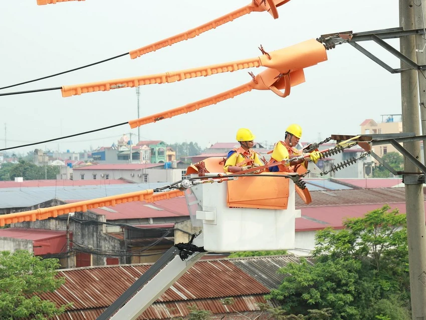 Nắng nóng kéo dài dẫn đến nguy cơ cao xảy ra sự cố lưới điện cục bộ. Nắng nóng kéo dài dẫn đến nguy cơ cao xảy ra sự cố lưới điện cục bộ.