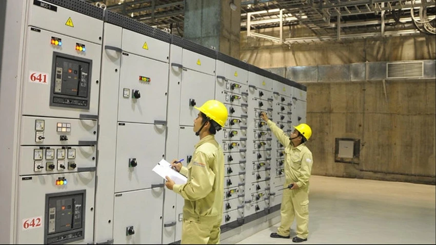 Lực lượng vận hành Nhà máy Thủy điện Buôn Kuốp trực 24/24 đảm bảo công tác sản xuất điện. Lực lượng vận hành Nhà máy Thủy điện Buôn Kuốp trực 24/24 đảm bảo công tác sản xuất điện.