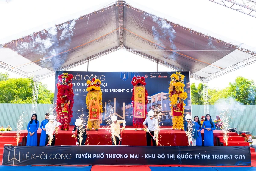 Đại diện chủ đầu tư và các đối tác thực hiện nghi thức khởi công. Ảnh: FIR