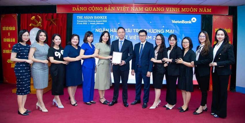 Tập thể Khối KHDN VietinBank chụp ảnh lưu niệm tại Lễ trao giải Tập thể Khối KHDN VietinBank chụp ảnh lưu niệm tại Lễ trao giải