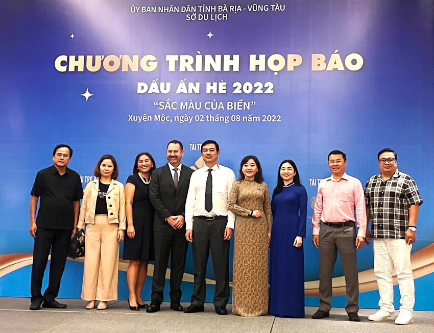 Bà Liêu Thị Phượng - Tổng Giám đốc Tập đoàn Charm Group (thứ 4 từ phải qua) chụp hình lưu niệm cùng lãnh đạo Sở và ban tổ chức Bà Liêu Thị Phượng - Tổng Giám đốc Tập đoàn Charm Group (thứ 4 từ phải qua) chụp hình lưu niệm cùng lãnh đạo Sở và ban tổ chức