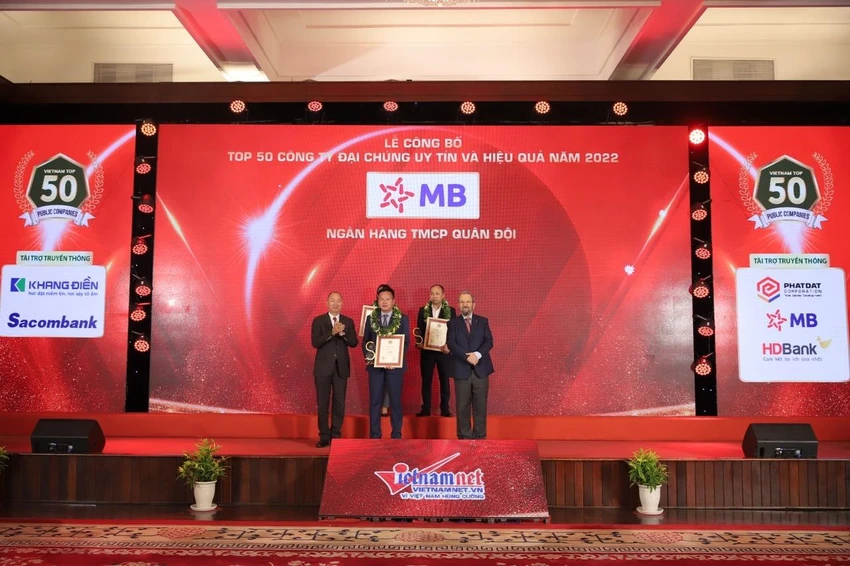 Phó tổng giám đốc MB – ông Hà Trọng Khiêm nhận giải thưởng Phó tổng giám đốc MB – ông Hà Trọng Khiêm nhận giải thưởng