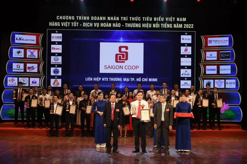 Đại diện Saigon Co.op nhận danh hiệu Top 10 hàng Việt tốt vì quyền lợi người tiêu dùng. Đại diện Saigon Co.op nhận danh hiệu Top 10 hàng Việt tốt vì quyền lợi người tiêu dùng.