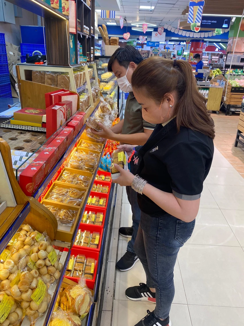 Khách hàng chọn bánh trung thu làm quà tặng biếu người thân bạn bè. Ảnh: Quang Định Khách hàng chọn bánh trung thu làm quà tặng biếu người thân bạn bè. Ảnh: Quang Định
