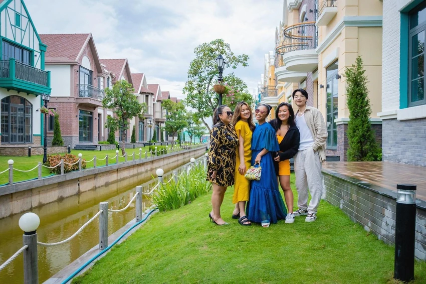 Du khách lưu lại những khoảnh khắc cùng bạn bè, người thân dãy biệt thự Lagoon Du khách lưu lại những khoảnh khắc cùng bạn bè, người thân dãy biệt thự Lagoon