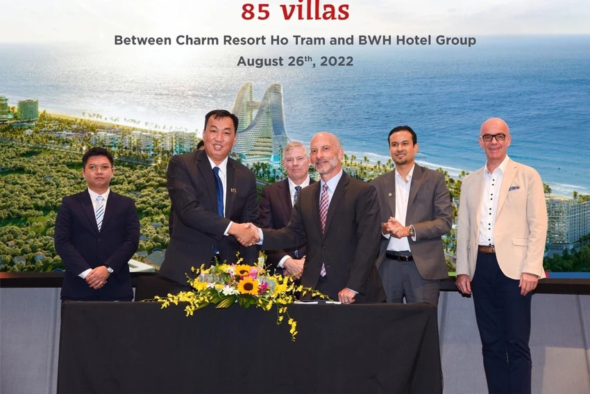 Đại diện Charm Group và BWH Hotel Group bắt tay chúc mừng buổi lễ ký kết hợp tác thành công tốt đẹp. Đại diện Charm Group và BWH Hotel Group bắt tay chúc mừng buổi lễ ký kết hợp tác thành công tốt đẹp.