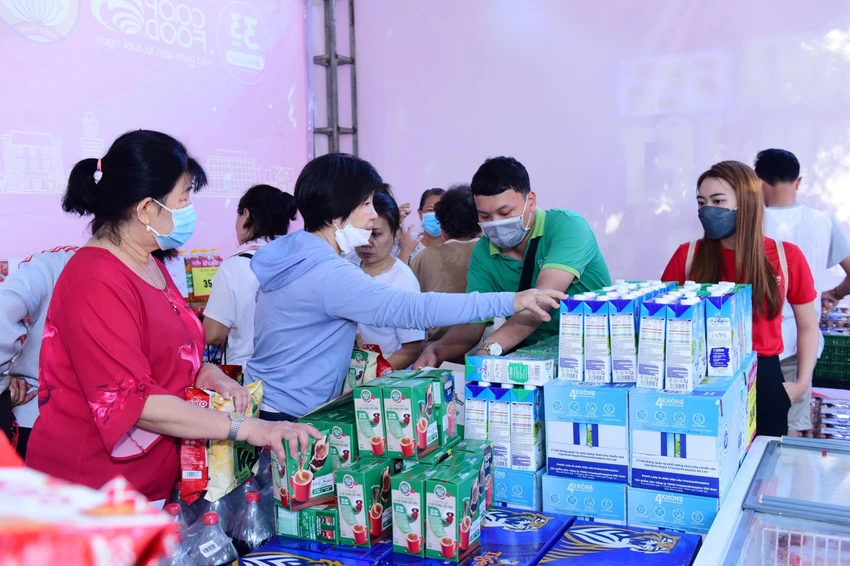 Người dân quận 5 hào hứng mua sắm tại các gian hàng. Người dân quận 5 hào hứng mua sắm tại các gian hàng.