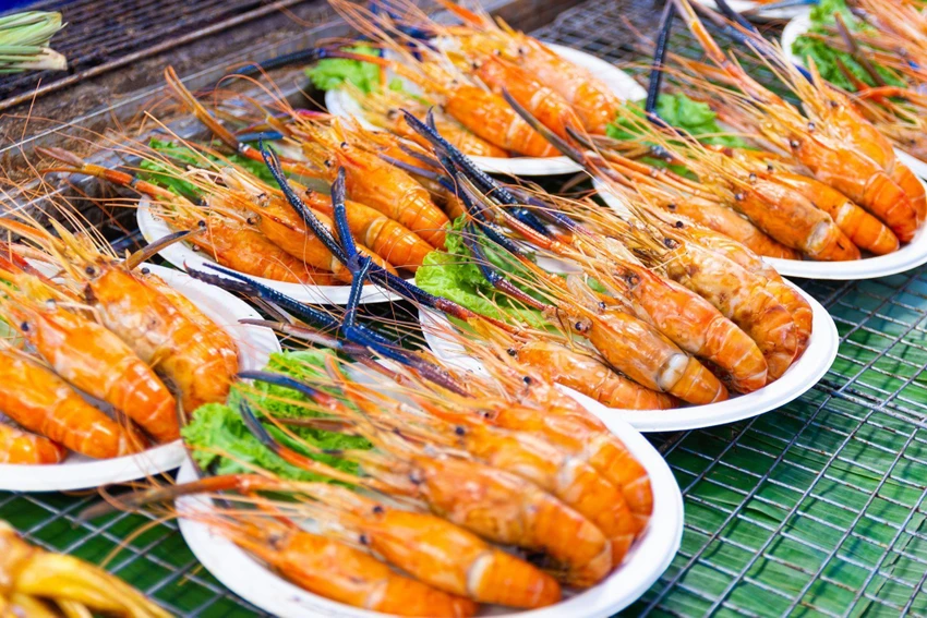 Quầy hải sản tươi ngon khó cưỡng được đầu bếp chế biến tại chỗ Quầy hải sản tươi ngon khó cưỡng được đầu bếp chế biến tại chỗ
