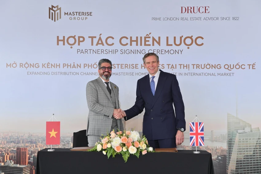 Ông Gibran Bukhari, Giám đốc khối Kinh doanh Masterise Homes và ông Robert Bartlett, Tổng Giám đốc Druce Toàn cầu tham gia ký kết hợp tác chiến lược. Ông Gibran Bukhari, Giám đốc khối Kinh doanh Masterise Homes và ông Robert Bartlett, Tổng Giám đốc Druce Toàn cầu tham gia ký kết hợp tác chiến lược.