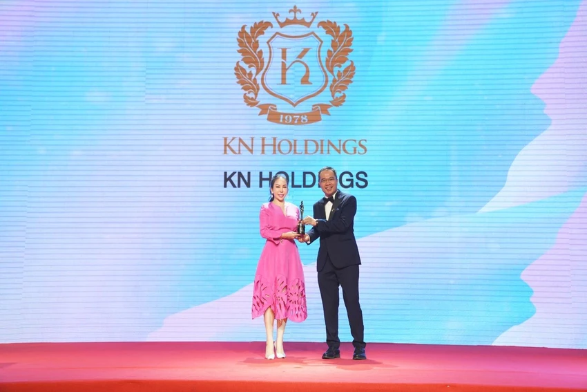 Bà Lê Nữ Thùy Dương - Phó Chủ tịch HĐQT KN Holdings nhận cúp Nơi làm việc tốt nhất Châu Á năm 2022 Bà Lê Nữ Thùy Dương - Phó Chủ tịch HĐQT KN Holdings nhận cúp Nơi làm việc tốt nhất Châu Á năm 2022