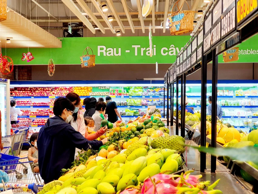 Thực phẩm tươi sống như trái cây rau củ quả… được tiếp hàng liên tục phục vụ nhu cầu mua sắm tăng cao ngày đầu tuần. Ảnh: ĐẮC THUẬN - MINH HOÀNG Thực phẩm tươi sống như trái cây rau củ quả… được tiếp hàng liên tục phục vụ nhu cầu mua sắm tăng cao ngày đầu tuần. Ảnh: ĐẮC THUẬN - MINH HOÀNG