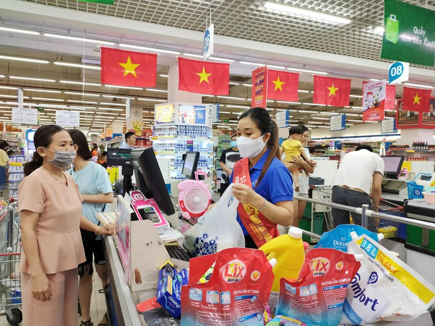 Các sản phẩm tẩy rửa, giặt giũ trong chương trình Top 10 Siêu ưu đãi với giá giảm sâu được các bà nội trợ tranh thủ săn sale vào các ngày đầu tuần. Ảnh: ĐẮC THUẬN - MINH HOÀNG Các sản phẩm tẩy rửa, giặt giũ trong chương trình Top 10 Siêu ưu đãi với giá giảm sâu được các bà nội trợ tranh thủ săn sale vào các ngày đầu tuần. Ảnh: ĐẮC THUẬN - MINH HOÀNG