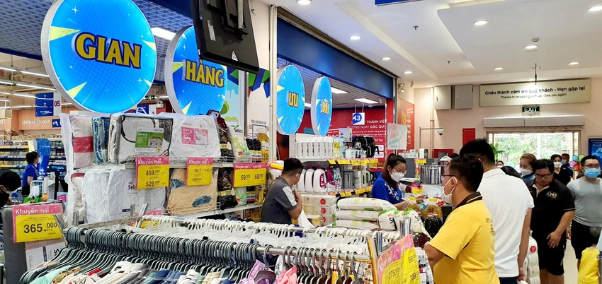 Khách hàng hào hứng chọn lựa sản phẩm giảm giá tại gian hàng siêu ưu đãi vào dịp cuối tuần. Ảnh : ĐẮC THUẬN - MINH HOÀNG Khách hàng hào hứng chọn lựa sản phẩm giảm giá tại gian hàng siêu ưu đãi vào dịp cuối tuần. Ảnh : ĐẮC THUẬN - MINH HOÀNG