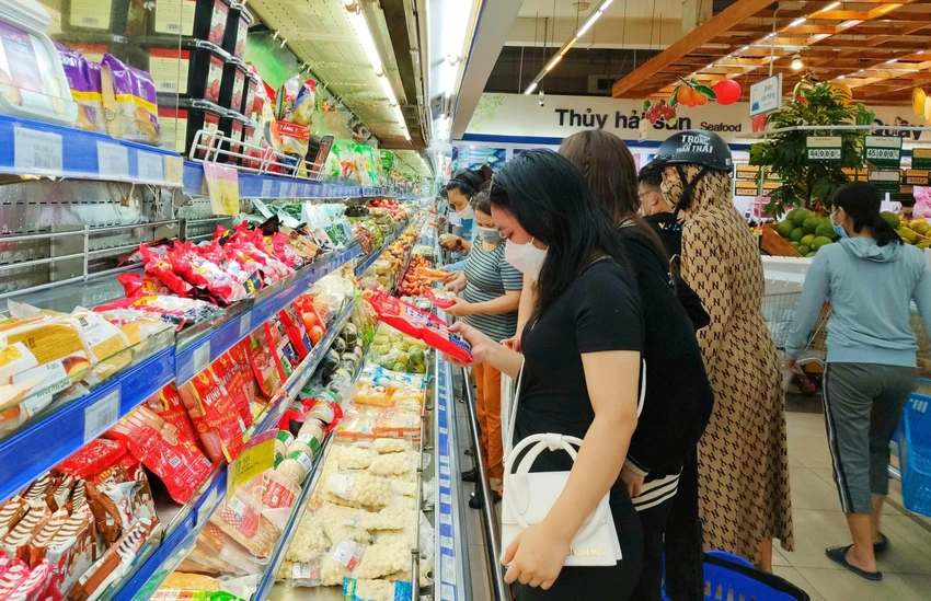 Nhộn nhịp khách hàng mua sắm tại siêu thị Co.opmart và những ngày cuối của chương trình Tự hào hàng Việt 2022. Ảnh : ĐẮC THUẬN - MINH HOÀNG Nhộn nhịp khách hàng mua sắm tại siêu thị Co.opmart và những ngày cuối của chương trình Tự hào hàng Việt 2022. Ảnh : ĐẮC THUẬN - MINH HOÀNG