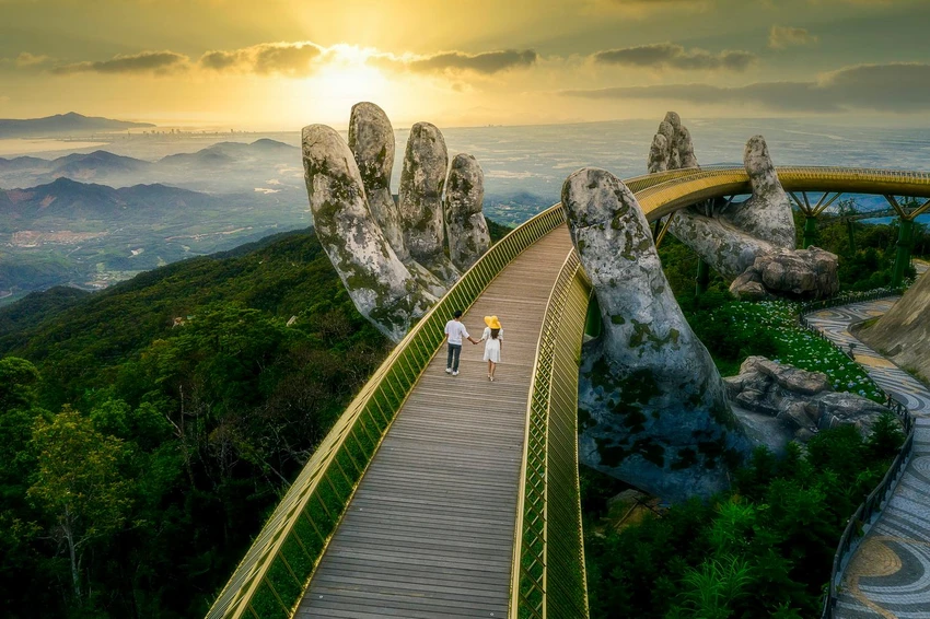 Cầu Vàng - cây cầu nổi tiếng được truyền thông thế giới ngợi ca và du khách khắp nơi tìm về. Cầu Vàng - cây cầu nổi tiếng được truyền thông thế giới ngợi ca và du khách khắp nơi tìm về.