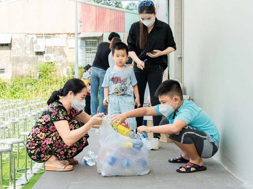 Cư dân nhí gom chai nhựa để đổi những phần quà xinh xắn Cư dân nhí gom chai nhựa để đổi những phần quà xinh xắn