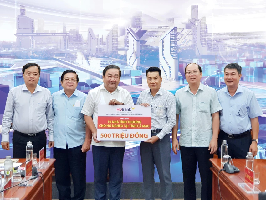 Ông Lê Minh Luân (thứ 4 từ trái) – Giám đốc HDBank Cà Mau trao tặng kinh phí xây dựng 10 căn nhà tình thương tại tỉnh Cà Mau cho ông Lê Văn Hiện (thứ ba từ trái)- Chủ tịch UB MTTQ Việt Nam tỉnh Cà Mau. Ông Lê Minh Luân (thứ 4 từ trái) – Giám đốc HDBank Cà Mau trao tặng kinh phí xây dựng 10 căn nhà tình thương tại tỉnh Cà Mau cho ông Lê Văn Hiện (thứ ba từ trái)- Chủ tịch UB MTTQ Việt Nam tỉnh Cà Mau.