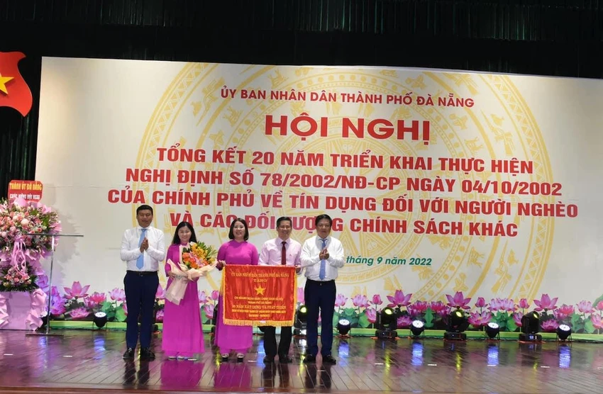 Ban lãnh đạo Chi nhánh NHCSXH TP Đà Nẵng nhận Cờ thi đua của UBND TP Đà Nẵng.