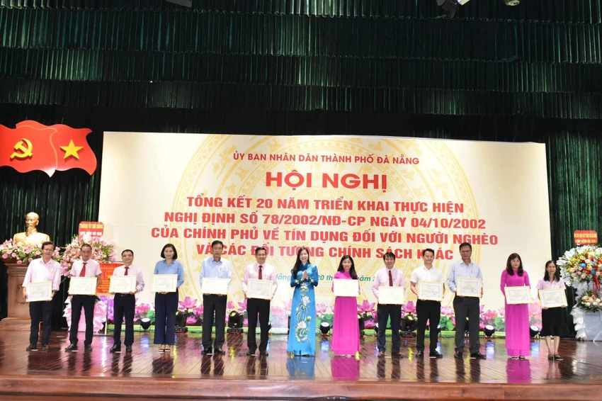 Tặng Bằng khen của Tổng Giám đốc NHCSXH.