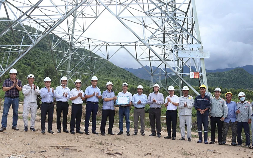 Đoàn công tác của EVNNPT kiểm tra và động viên lực lượng thi công dự án. Đoàn công tác của EVNNPT kiểm tra và động viên lực lượng thi công dự án.