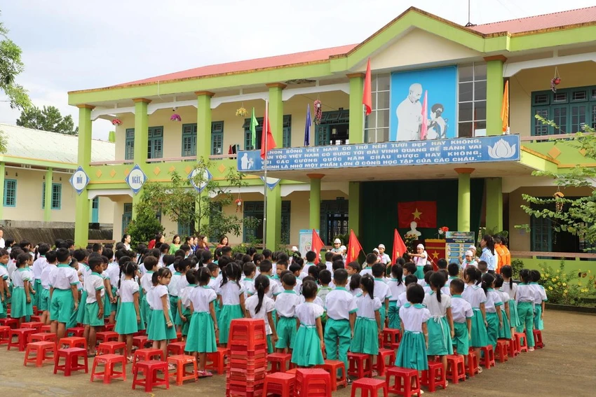 Công ty thủy điện Sông Tranh trao bảng biểu trưng tài trợ bể bơi di động cho trưởng Tiểu học Nguyễn Viết Xuân trong lễ chào cờ đầu tuần. Công ty thủy điện Sông Tranh trao bảng biểu trưng tài trợ bể bơi di động cho trưởng Tiểu học Nguyễn Viết Xuân trong lễ chào cờ đầu tuần.