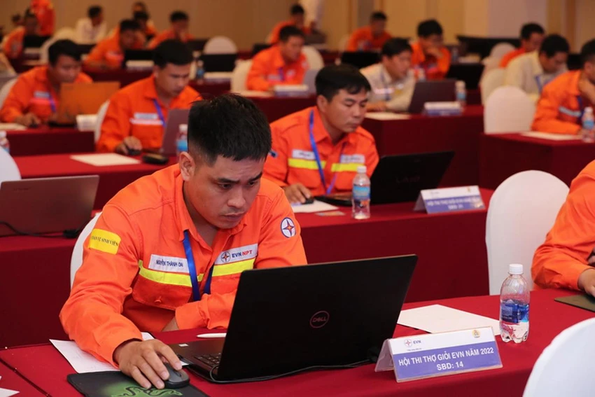 Các thí sinh tham gia phần thi lý thuyết. Các thí sinh tham gia phần thi lý thuyết.
