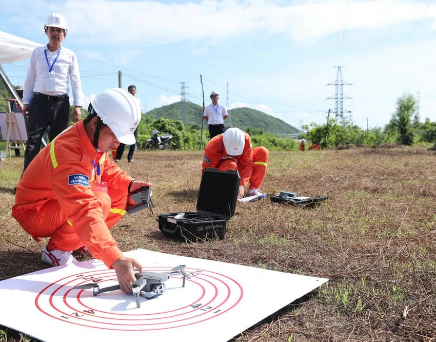 Thí sinh thực hành điều khiển UAV kiểm tra đường dây điện. Thí sinh thực hành điều khiển UAV kiểm tra đường dây điện.