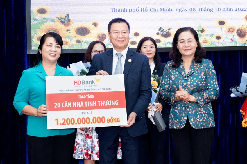 Ông Hoàng Đức Long - Giám đốc Khối Nguồn vốn và Kinh doanh tiền tệ - đại diện HDBank trao bảng tượng trưng kinh phí hỗ trợ xây dựng 20 căn nhà tình thương cho UBMTTQ Việt Nam TP.HCM. Ông Hoàng Đức Long - Giám đốc Khối Nguồn vốn và Kinh doanh tiền tệ - đại diện HDBank trao bảng tượng trưng kinh phí hỗ trợ xây dựng 20 căn nhà tình thương cho UBMTTQ Việt Nam TP.HCM.