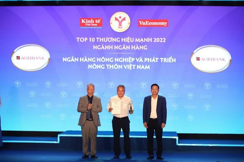 Đại diện Agribank lên nhận giải