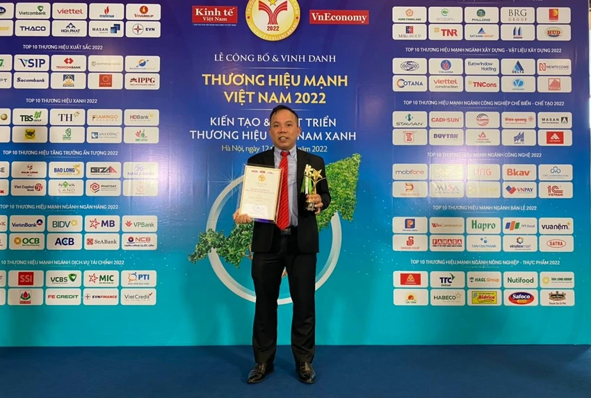 Đại diện Saigon Co.op nhận chứng nhận Thương hiệu mạnh Việt Nam năm 2022