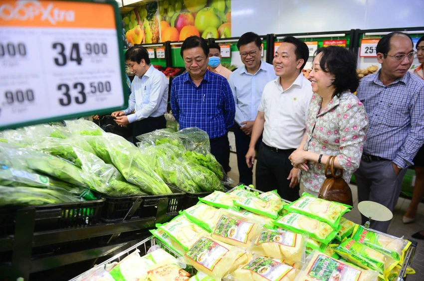 Bộ Trưởng Bộ Nông Nghiệp và Phát triển Nông thôn tham quan gian hàng rau quả tại Co.opXtra Linh Trung Bộ Trưởng Bộ Nông Nghiệp và Phát triển Nông thôn tham quan gian hàng rau quả tại Co.opXtra Linh Trung