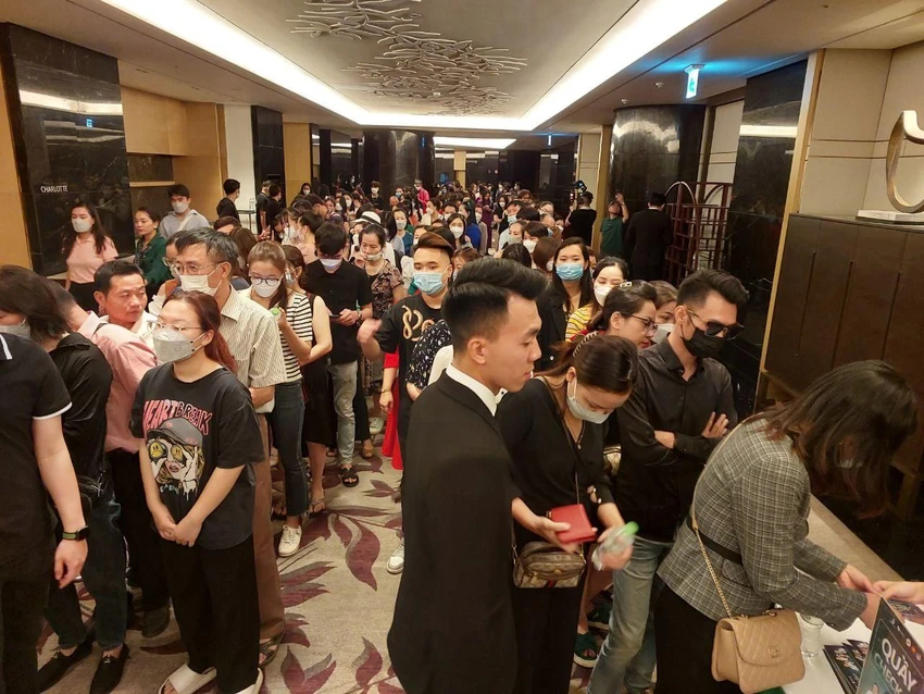 Hàng nghìn khách hàng đến tham dự đại tiệc của Thu Cúc.