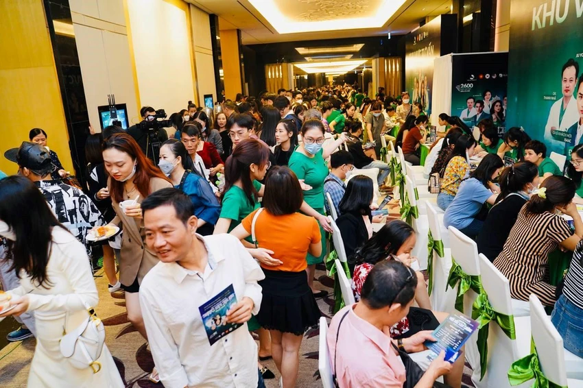 Khách hàng được tư vấn làm đẹp trực tiếp bởi đội ngũ tư vấn viên của Thu Cúc.